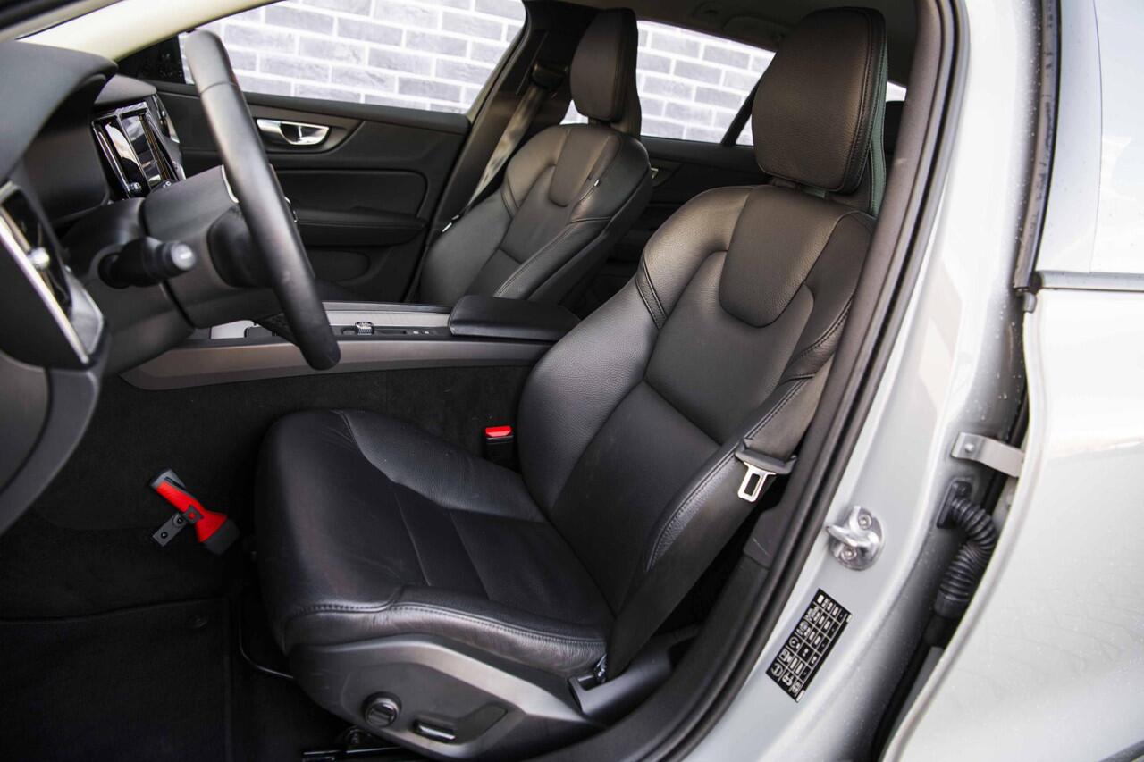 Volvo V60 2.0 B3 Essential Edition | Sport Pack | 19" Black Edition Velgen | Leder | Adaptieve Cruise Control | Stoelverwarming | Park Assist |