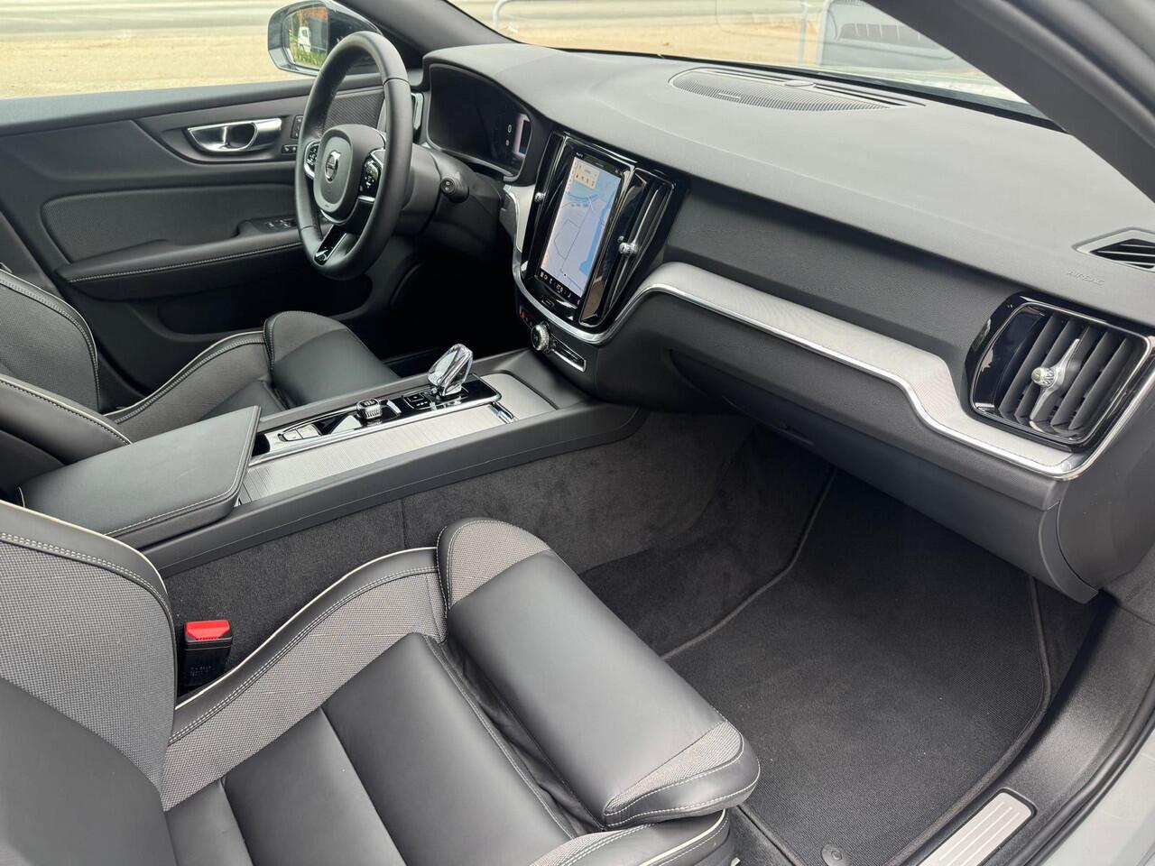 Volvo V60 2.0 B4 Plus Dark, HARMAN/KARDON, LEDER, Elektrische stoelen met geheugen . Een proefrit levert het bewijs. Neem contact op en we maken een afspraak!