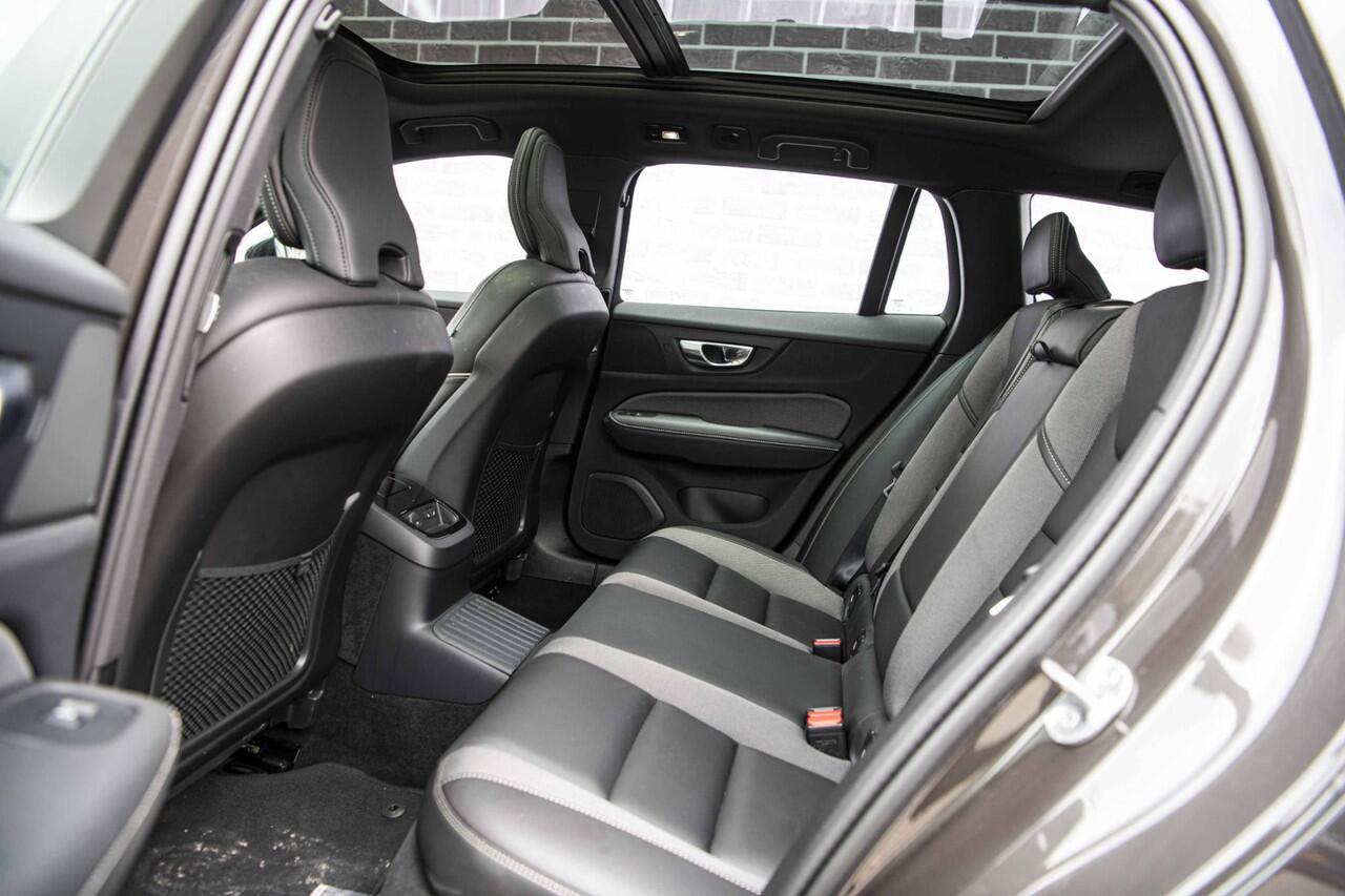 Volvo V60 2.0 T6 Plug-in hybrid AWD Plus Dark | Trekhaak | Panoramadak | Adaptieve cruise control | Harman & Kardon | Elektrisch verstelbare voorstoelen | Stuur/stuur verwarming |