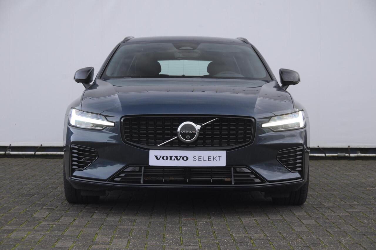 Volvo V60 T6 350PK Automaat AWD Plus Dark / Adaptive cruise control / Elektrische stoelen / Harman Kardon audio / Trekhaak / Pilot assist / BLIS / Stoel en stuur verwarming / Elektrische achterklep / Parkeersensoren met 360 camera / Google infotainment