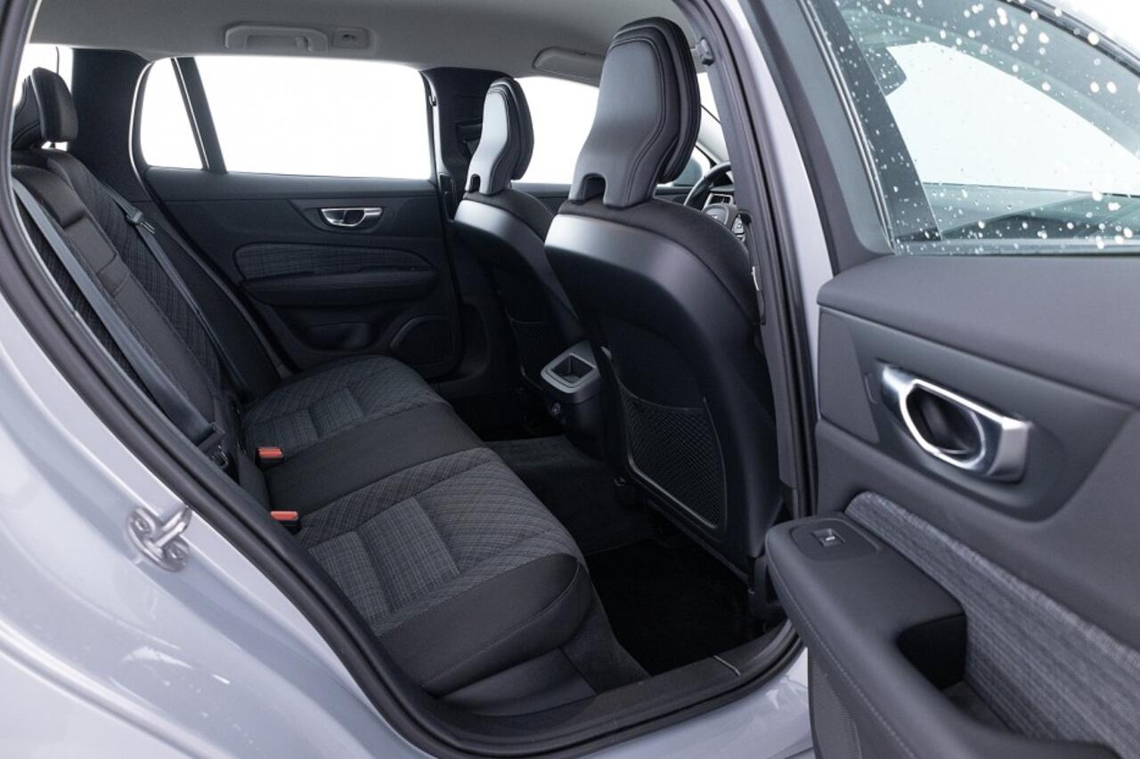 Volvo V60 2.0 B3 Essential Edition Automaat | CARPLAY | Full LED | CAMERA