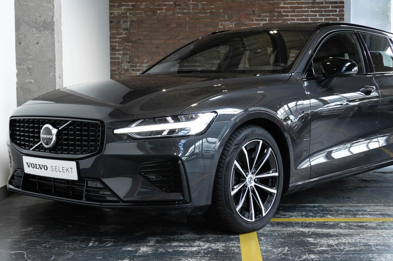 Volvo V60 T6 Plug-in hybrid AWD Plus Dark | Panoramadak | Trekhaak semi elektrisch | Verwarmbare Voorstoelen (met geheugen) en Achterbank | Premium Audio by Harman Kardon | Verwarmbare Voorruit en stuurwiel | 360 graden Camera
