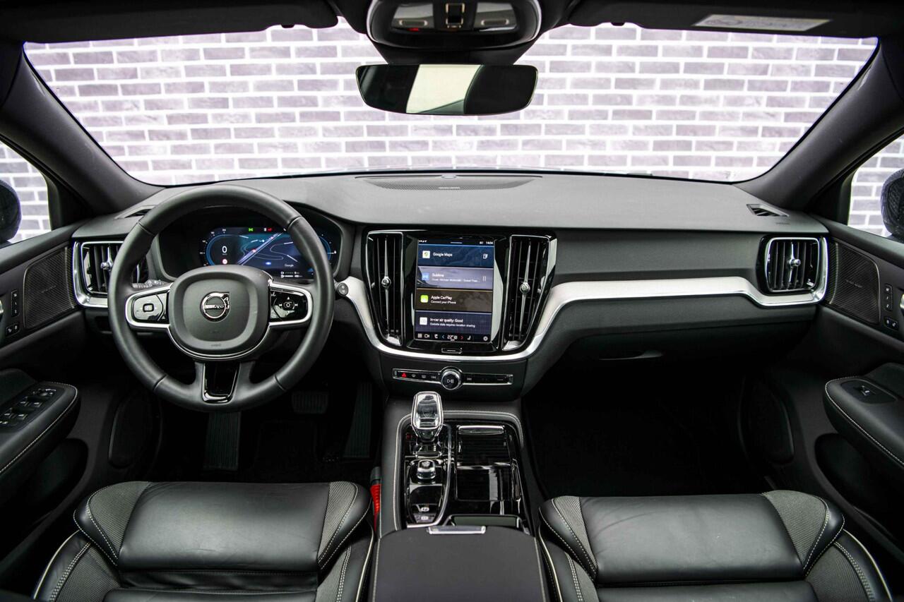 Volvo V60 2.0 T6 Plug-in hybrid AWD Plus Dark | Trekhaak | Adaptive Cruise Control | Panoramadak | 360 Camera | Harman/Kardon | Stuurverwarming | Stoelverwarming voor & achter | Power Seats | Sportstoelen |