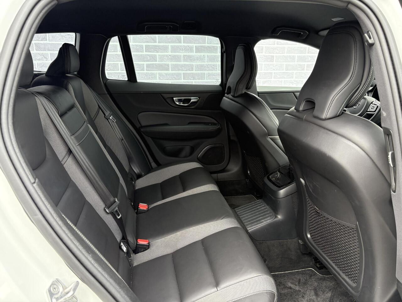 Volvo V60 T6 Plug-in Hybride AWD R-Design | Black Edition | Adaptive Cruise Control | Stoel- en stuurverwarming | Sportstoelen | Getint glas | Dode hoek detectie BLIS | Keyless |