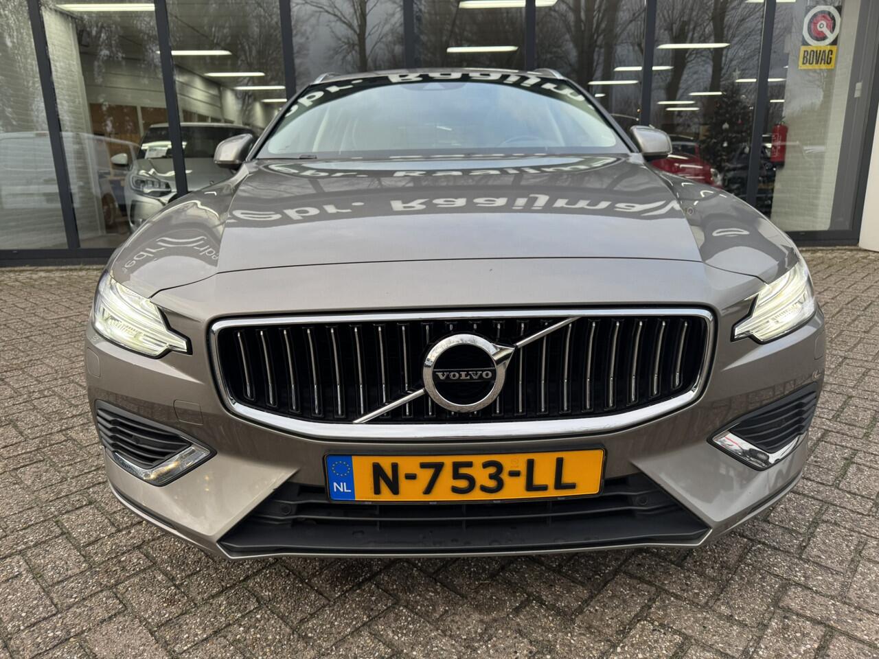 Volvo V60 2.0 T6 Recharge AWD Inscription*LED*Panorama*ACC*