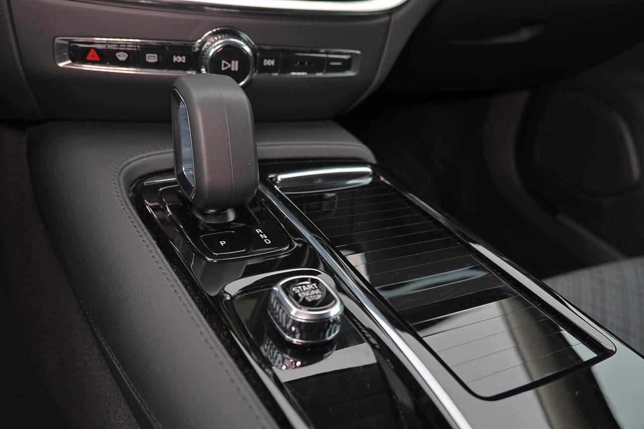 Volvo V60 T6 Recharge AWD Core - Parkeercamera achter - Verwarmde voorstoelen, stuur & achterbank - Parkeersensoren voor & achter - Cruise control - High Performance audio - Extra getint glas - 18' LMV