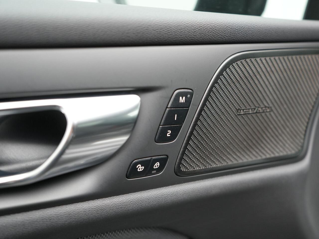 Volvo V60 T6 Recharge AWD R-Design LONG RANGE Plug In Hybrid Dealer O.H. PHEV | Panodak | Lederen Sportstoelen Memory | Harman Kardon | Apple Carplay | Navigatie | Camera | L.M. 19" | DAB | Virtual |