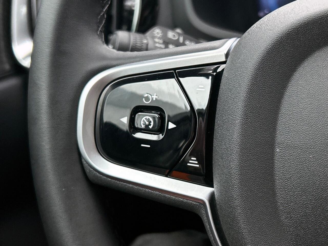 Volvo V60 2.0 T6 Plus Dark | Trekhaak | Sport Leder | 360* | Blis | Pilot