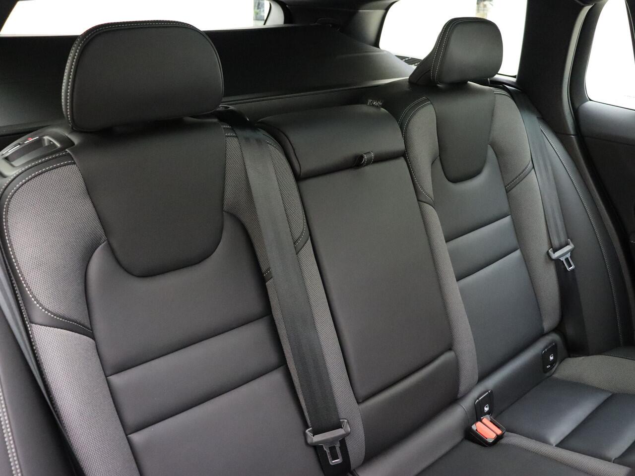 Volvo V60 T6 350pk AWD Plus Dark / Panorama dak / Contour stoelen / Camera rondom / Harman en Kardon audio / Trekhaak /