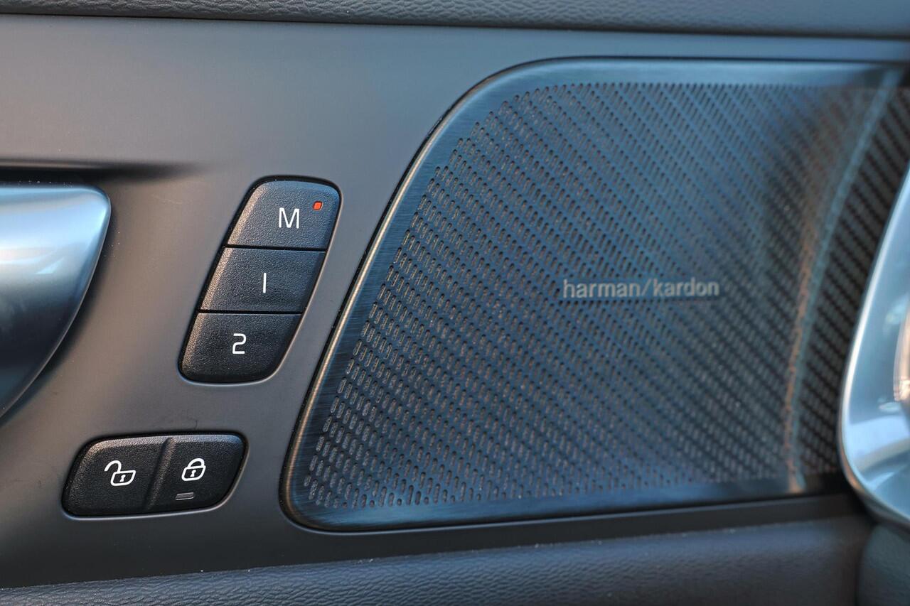 Volvo V60 T6 Recharge AWD Plus Dark - IntelliSafe Assist & Surround - 360º Camera - Harman/Kardon audio - Adaptieve LED koplampen - Verwarmde voorstoelen, stuur & achterbank - Parkeersensoren voor & achter - Elektr. bedienb. voorstoelen met geheugen - Extra getint 