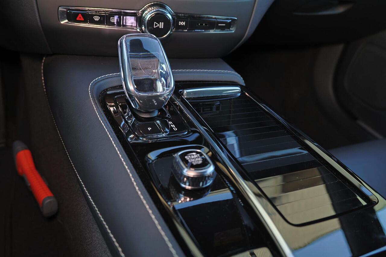 Volvo V60 T6 Recharge AWD Plus Dark - IntelliSafe Assist & Surround - 360º Camera - Harman/Kardon audio - Verwarmde voorstoelen, stuur & achterbank - Parkeersensoren voor & achter - Elektr. bedienb. voorstoelen met geheugen - Elektr. inklapbare trekhaak - 18' LMV