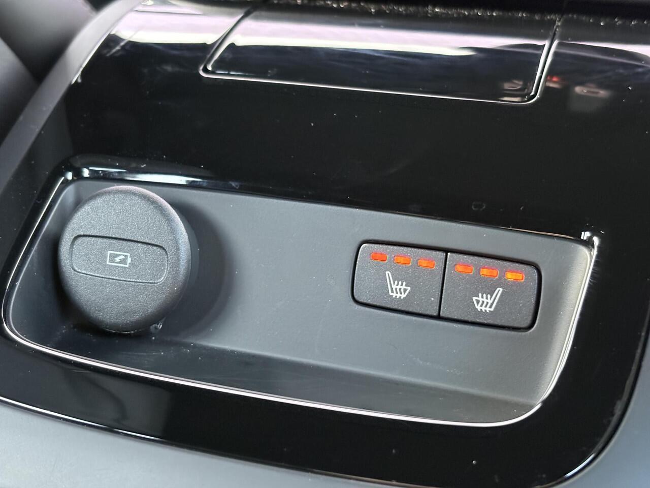 Volvo V60 2.0 T6 Plug-in hybrid AWD Plus Dark | 360° Camera | Stoel en stuurverwarming | Trekhaak | Adaptieve cruise control | Harman/Kardon audio | BLIS dodehoekdetectie |