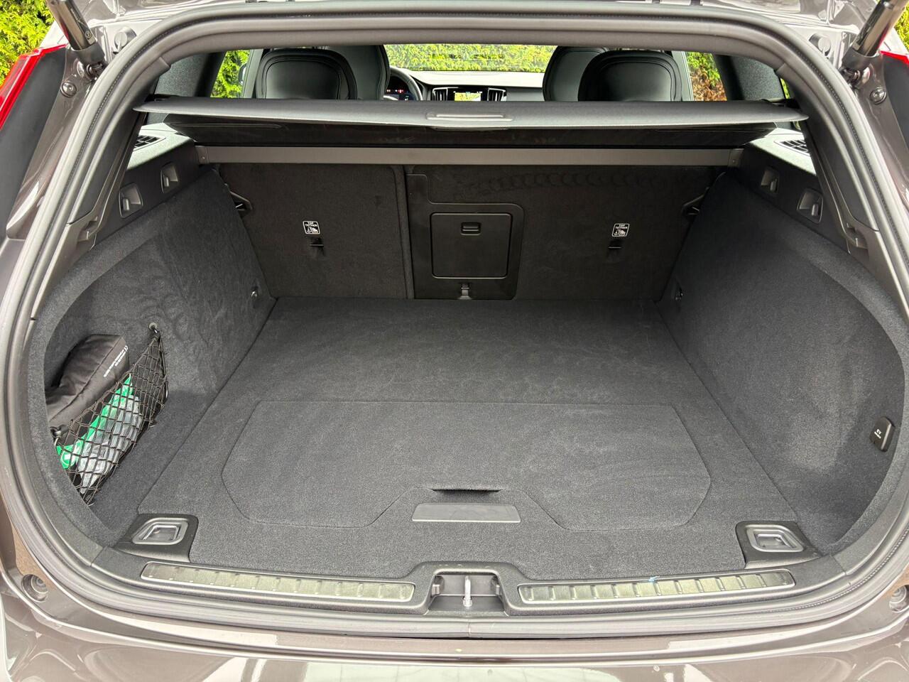 Volvo V60 T6 Plug-in hybrid AWD Plus Dark | Harman/Kardon | Stoel & Stuur verwarming | Trekhaak |