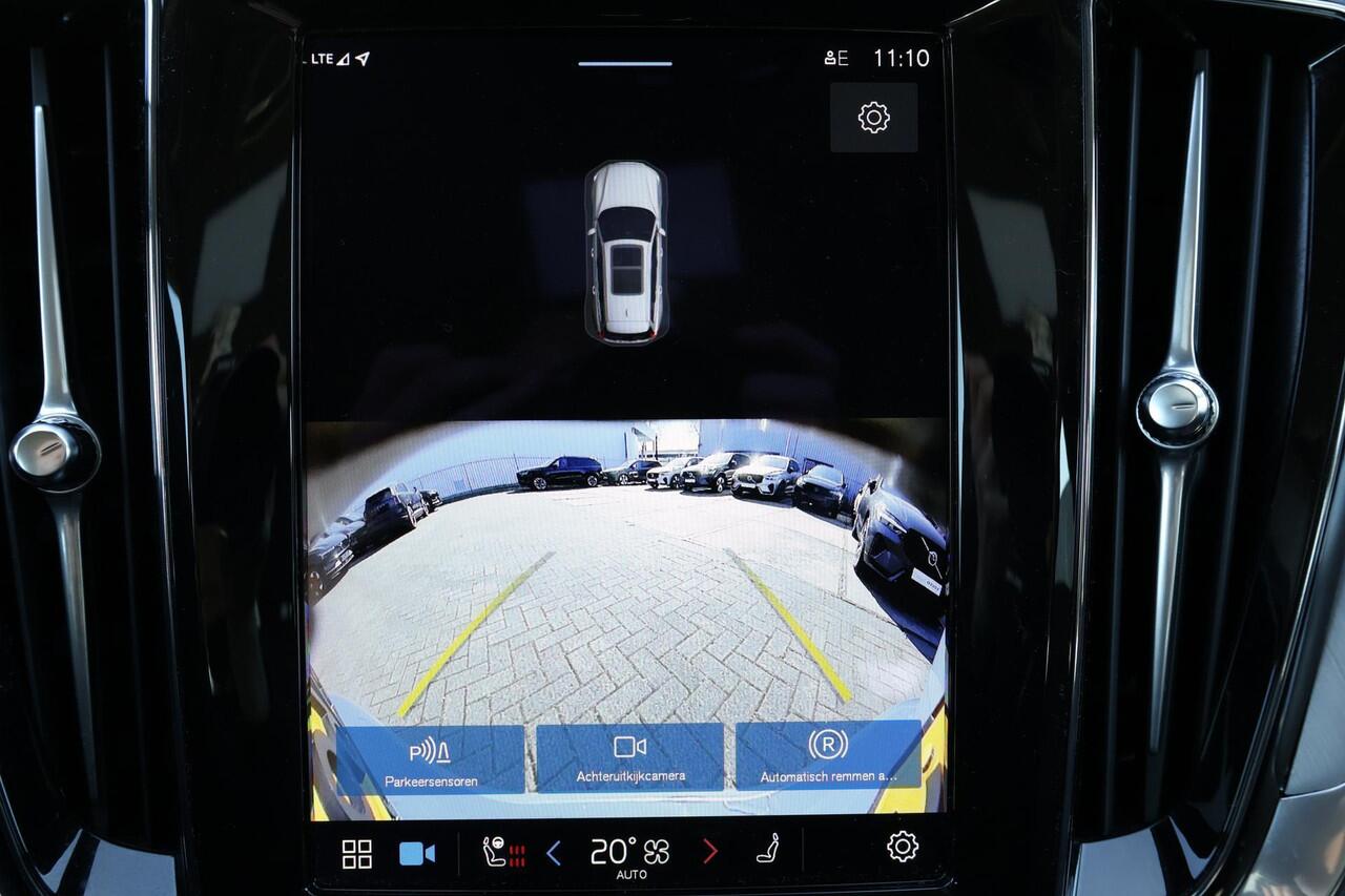 Volvo V60 B3 Essential - IntelliSafe Assist & Surround - Parkeercamera achter - Verwarmde voorstoelen, stuur & achterbank - Parkeersensoren voor & achter - Draadloze tel. lader - Elektr. inklapbare trekhaak - 18' LMV