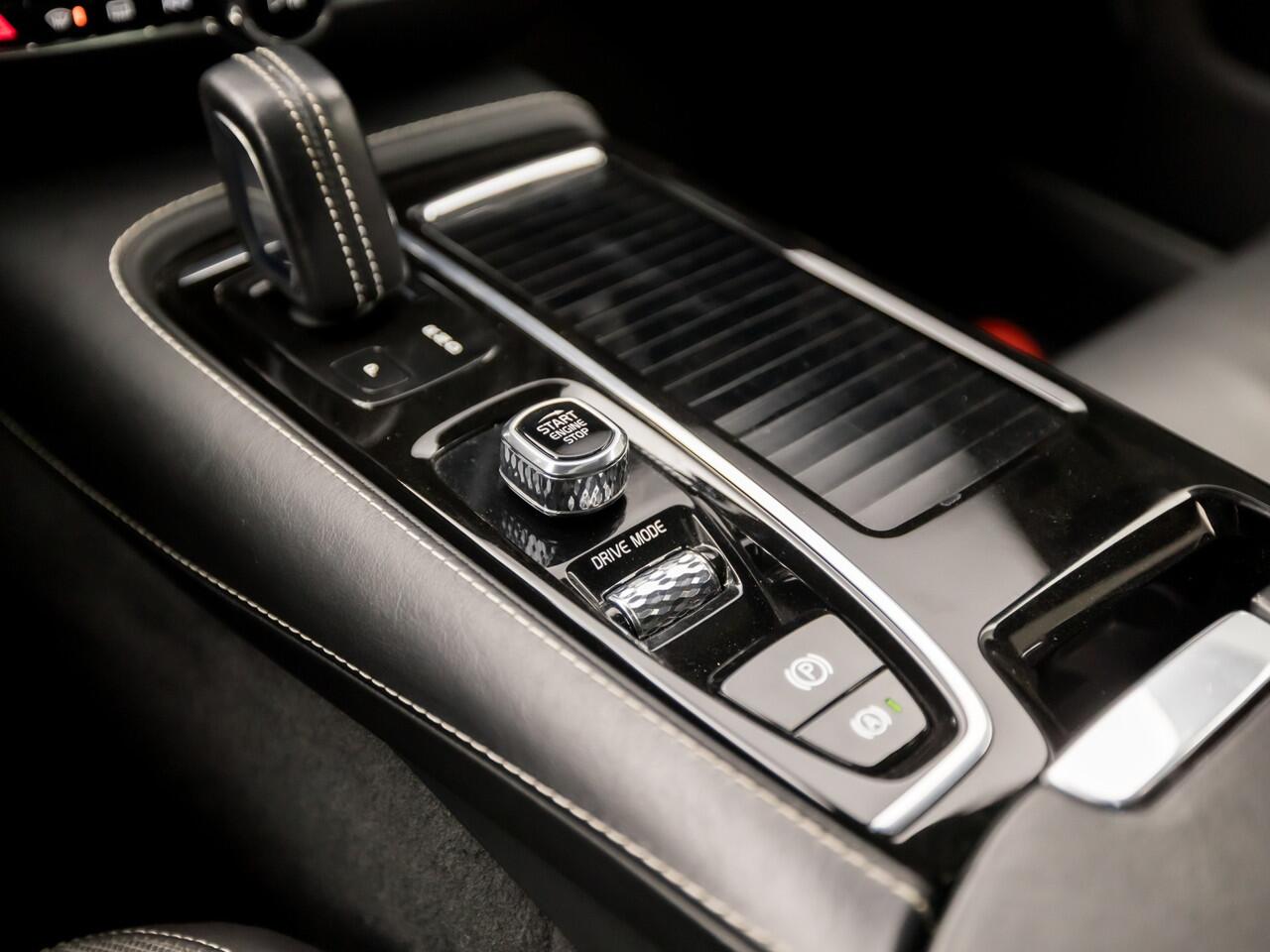 Volvo V60 2.0 T8 Twin Engine AWD Polestar Engineered 407Pk Automaat (PANORAMADAK, BOWERS&WILKINS AUDIO, HEAD-UP DISPLAY, KEYLESS, 360 GRADEN CAMERA, GELE GORDELS, TREKHAAK WEGKLAPBAAR, STANDKACHEL, 20 INCH)