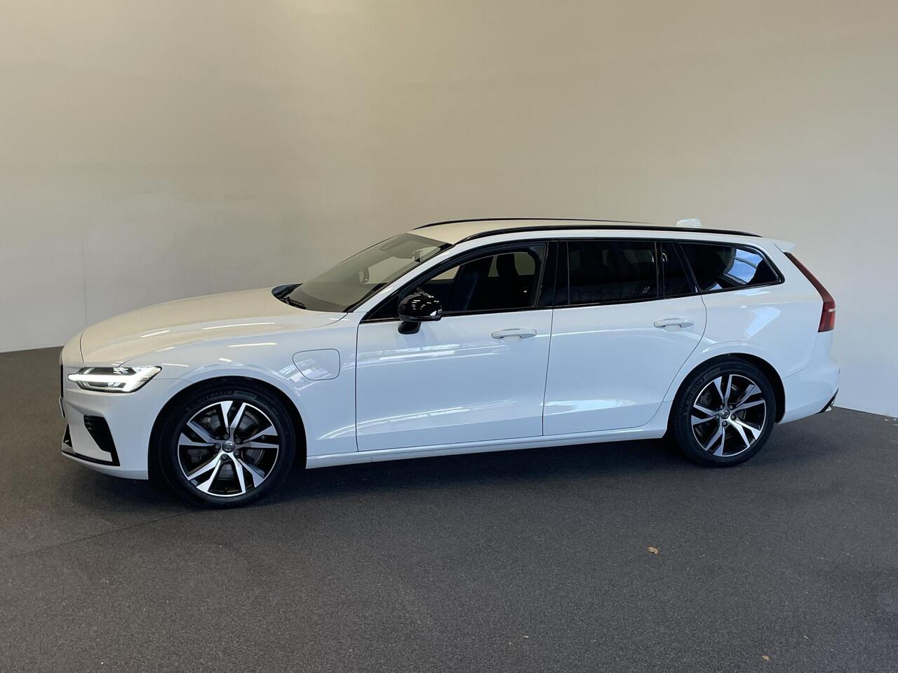 Volvo V60 2.0 T6 Recharge AWD R-Design Expression PHEV 340PK Airco ECC Navi Carplay PDC VA + Camera Full LED Trekhaak Privacy Glass Winter Pack Sensus connect High Performance Cruise Control