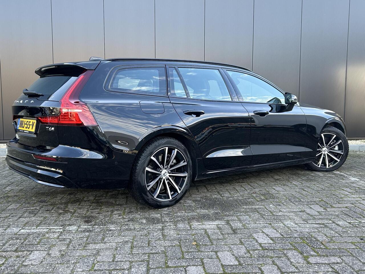 Volvo V60 2.0 T6 Plug-in hybrid AWD Plus Dark Adaptieve cruise control / BLIS / 360 camera / elektr. verst. Contourstoelen / stuur-,stoel-, voorruit verw. / Harman Kardon audio / Trekhaak / Keyless drive / All season banden