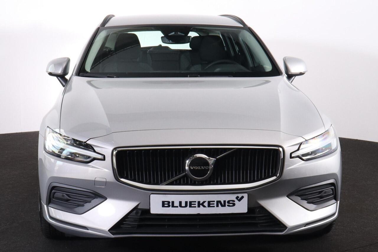 Volvo V60 B3 Essential Edition - IntelliSafe Assist & Surround - Parkeercamera achter - Verwarmde voorstoelen, stuur & achterbank - Parkeersensoren voor & achter - Draadloze tel. lader - High Performance audio - Elektr. inklapbare trekhaak - 18' LMV