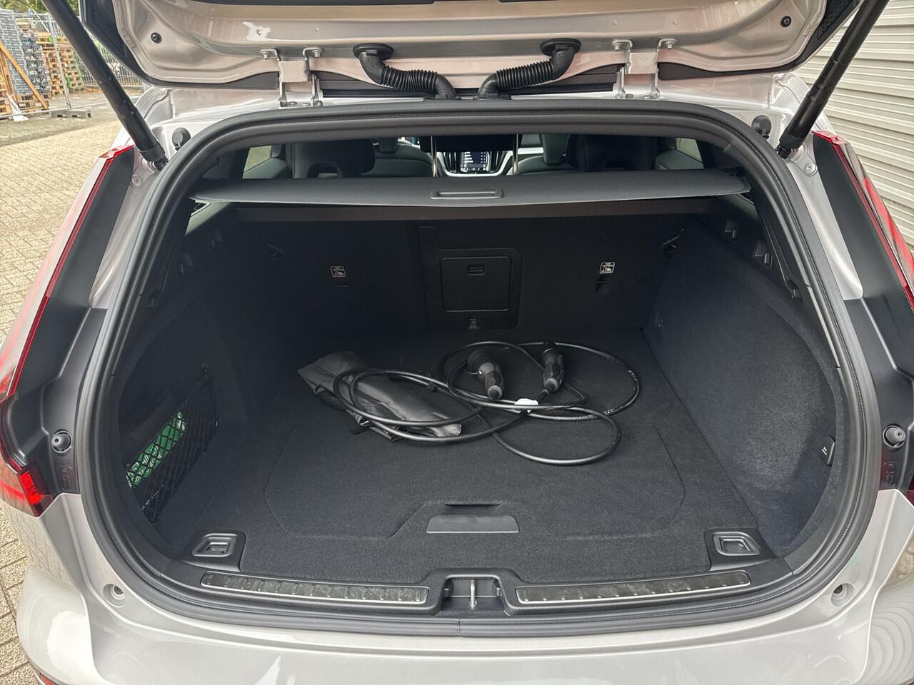 Volvo V60 T6 Plug-in hybrid AWD Ultra Dark / Custom made Black Sheep uitvoering / Exterior Styling Kit / 19" Glossy Black /