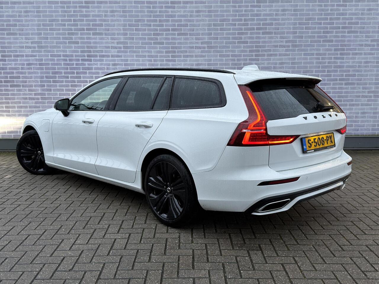 Volvo V60 T6 Plug-in Hybride AWD R-Design | Black Edition | Adaptive Cruise Control | Stoel- en stuurverwarming | Sportstoelen | Getint glas | Dode hoek detectie BLIS | Keyless |