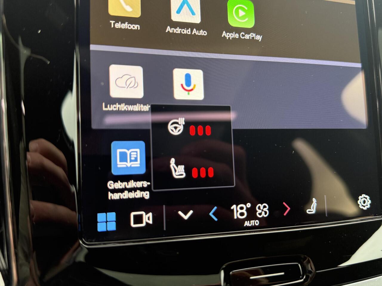 Volvo V60 2.0 T6 Plug-in hybrid AWD Plus Dark | Trekhaak | Adaptive Cruise Control | Panoramadak | 360 Camera | Harman/Kardon | Stuurverwarming | Stoelverwarming voor & achter | Power Seats | Sportstoelen |