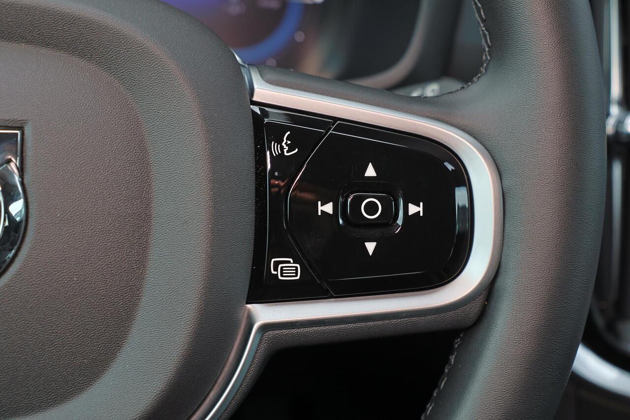 Volvo V60 T6 Recharge AWD Plus Dark - IntelliSafe Assist & Surround - 360º Camera - Harman/Kardon audio - Adaptieve LED koplampen - Verwarmde voorstoelen, stuur & achterbank - Parkeersensoren voor & achter - Elektr. bedienb. voorstoelen met geheugen - Extra getint 