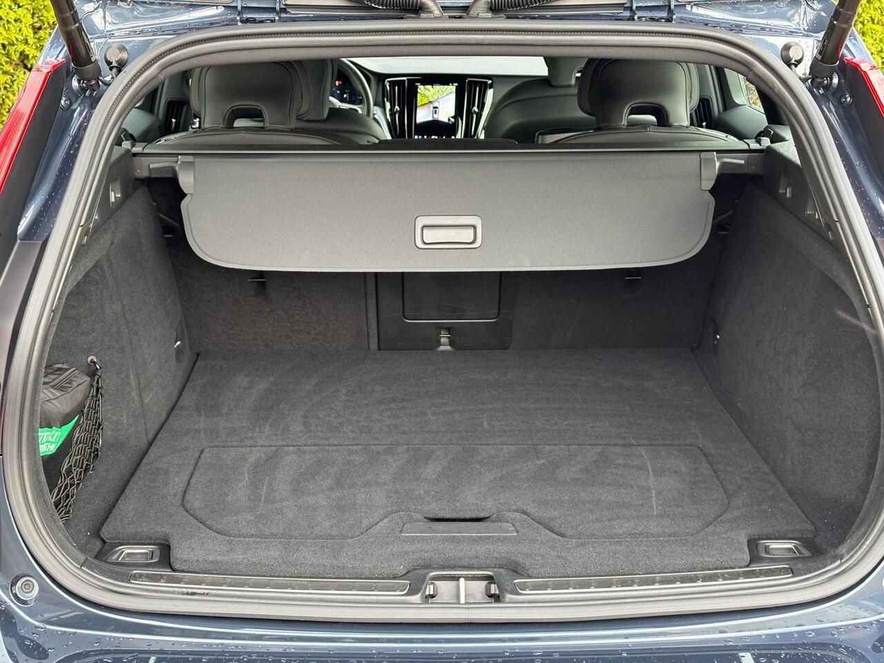 Volvo V60 2.0 T6 Plug-in hybrid AWD Plus Dark | Memory seat | Trekhaak | H&K Audio | 360 Camera