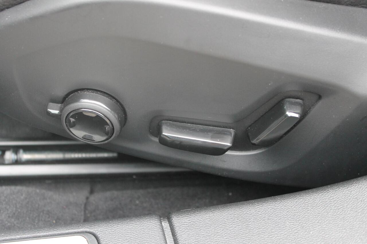 Volvo V60 T6 350PK Plug-in hybrid AWD Plus Bright Long Range / 19" lichtmetalen velgen / Harman Kardon Audio / Adaptieve Cruise Control / Elektrisch verstelbare voorstoelen met geheugen