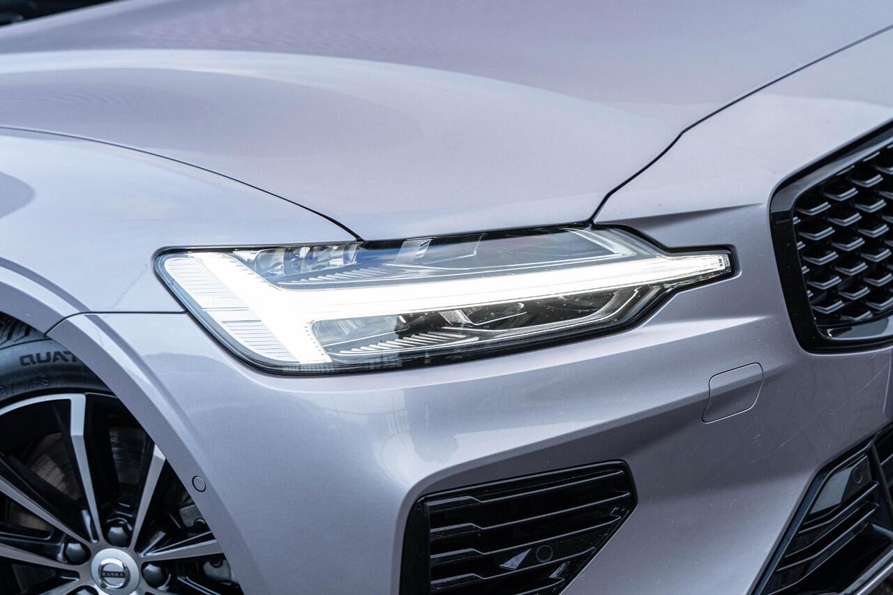 Volvo V60 2.0 T6 Plug-in hybrid AWD Plus Dark | Trekhaak | Harman Kardon | 360º Camera | Verwarmbare voorruit | Stoel- / Stuurverwarming Voor + Achter | Adaptive Cruise | BLIS | Verwarmbare voorruit | Power seats