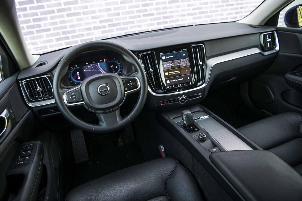 Volvo V60 2.0 B3 Essential Edition | Sport Pack | 19" Black Edition Velgen | Leder | Adaptieve Cruise Control | Stoelverwarming | Park Assist |