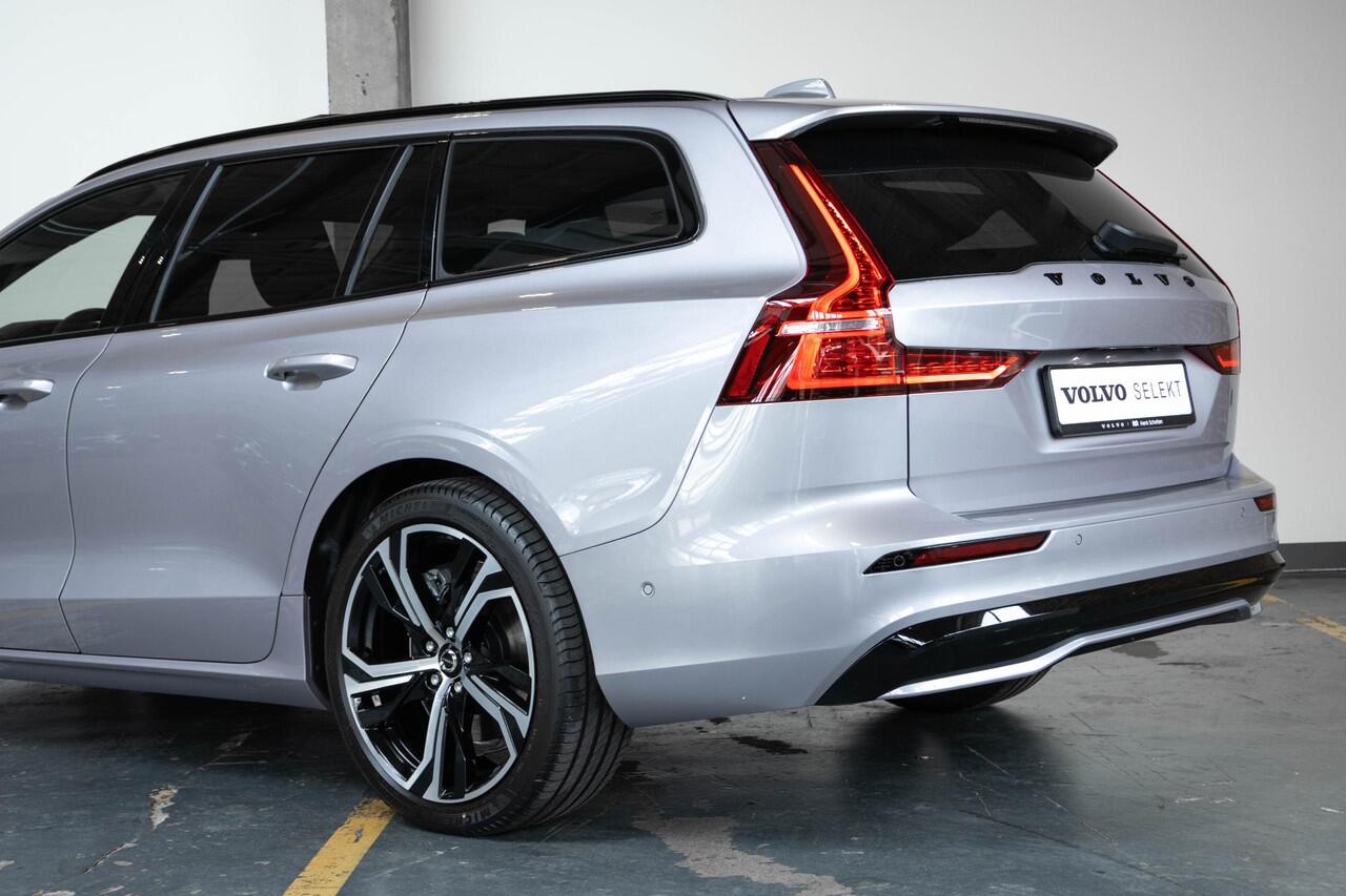 Volvo V60 T6 Plug-in hybrid AWD Plus Dark Panorama Schuif/Kanteldak | 360° Parkeercamera | Head-Up Display | Stoelverwarming | Google Infotainment | Parkeersensoren voor + achter | 19" 5-Spaaks Black / Diamond Cut velgen | Longe Range |