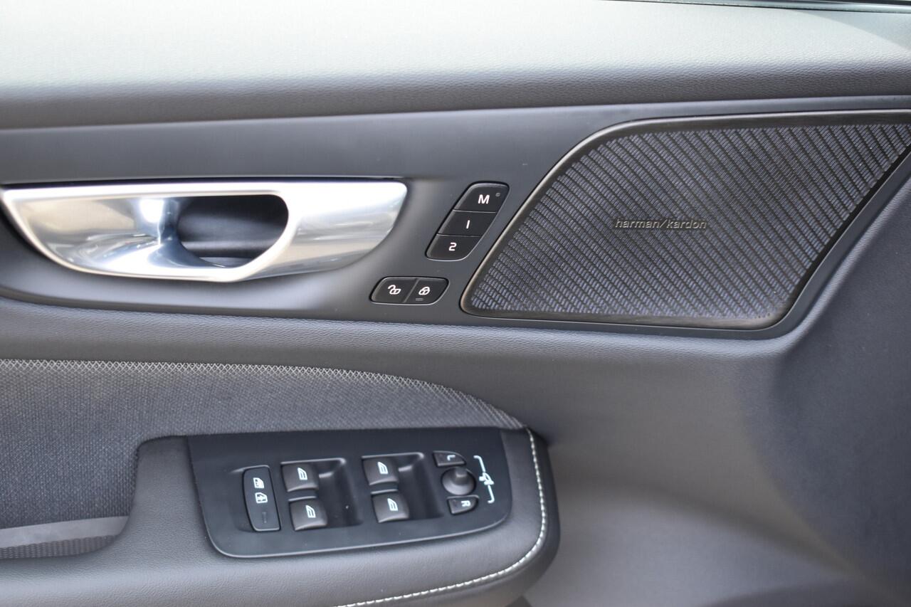 Volvo V60 T6 AWD 350PK Plug-in Hybrid Plus Dark | ACC | Pilot Assist | Stoel stuurverwarming | Camera | Harman Kardon