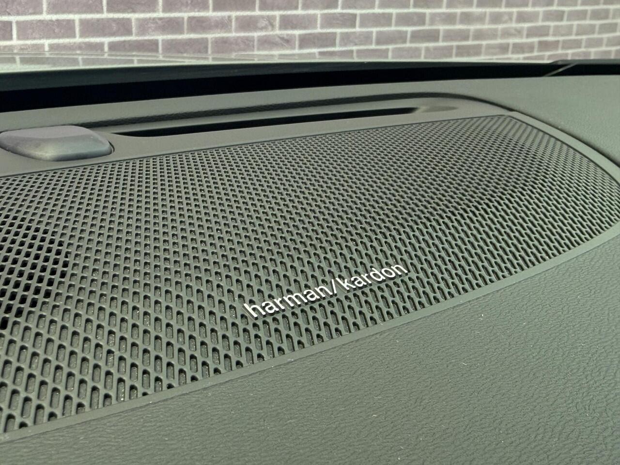 Volvo V60 2.0 T6 Plug-in hybrid AWD Plus Dark | 360° Camera | Stoel en stuurverwarming | Trekhaak | Adaptieve cruise control | Harman/Kardon audio | BLIS dodehoekdetectie |