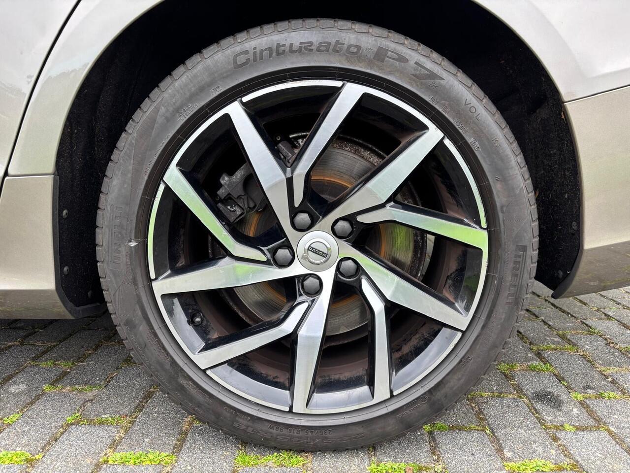 Volvo V60 2.0 T5 Momentum Automaat | Rijklaar incl 12 mnd Bovag | Trekhaak Carplay On Call Stoelverwarming