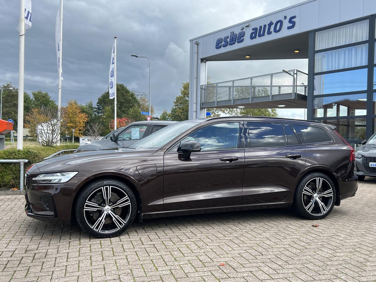 Volvo V60 2.0 T6 Recharge 340 pk AWD R-Design ACC Pilot Assist Standkachel Camera Carplay Navi Stoelverwarming v+a Led koplampen BLIS DAB Maple Brown Metallic Unieke kleur Plug in Hybride
