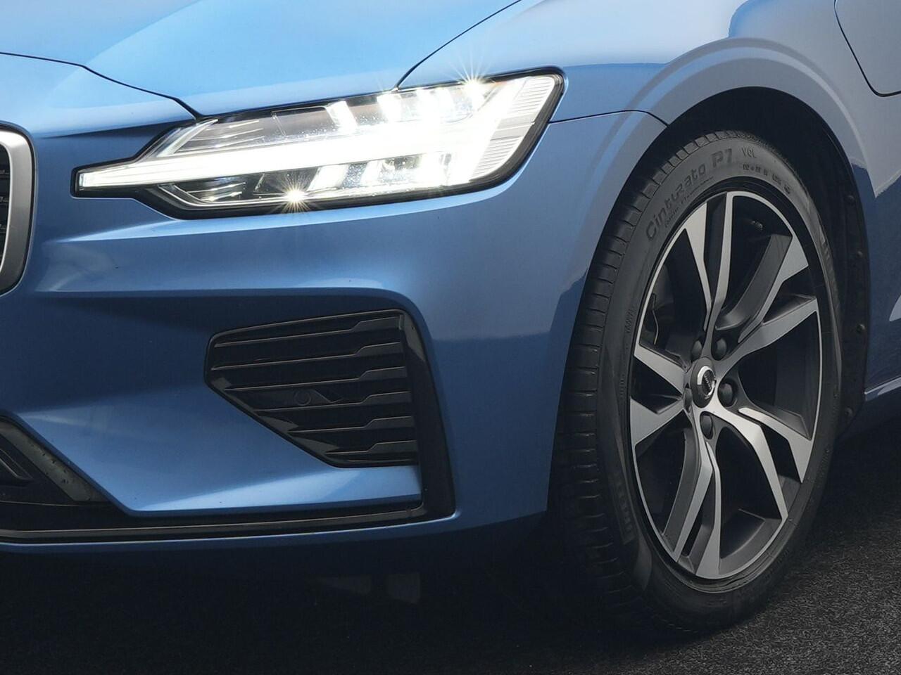 Volvo V60 T6 Recharge AWD R-Design Plug In Hybrid 340pk Dealer O.H PHEV | Trekhaak Af Fabriek | Adaptive Cruise | Camera | Lederen Sporstoelen Memory & Verwarmd | Harman & Kardon | Apple Carplay | Navigatie | Virtual | DAB |