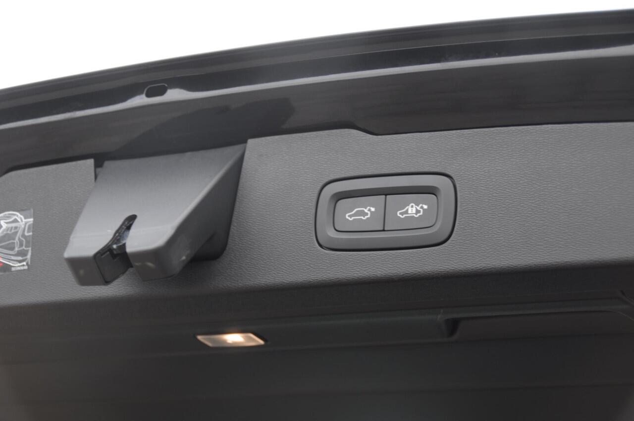 Volvo V60 T6 350PK Automaat AWD Plus Dark / Adaptive cruise control / Elektrische stoelen / Harman Kardon audio / Trekhaak / Pilot assist / BLIS / Stoel en stuur verwarming / Elektrische achterklep / Parkeersensoren met 360 camera / Google infotainment