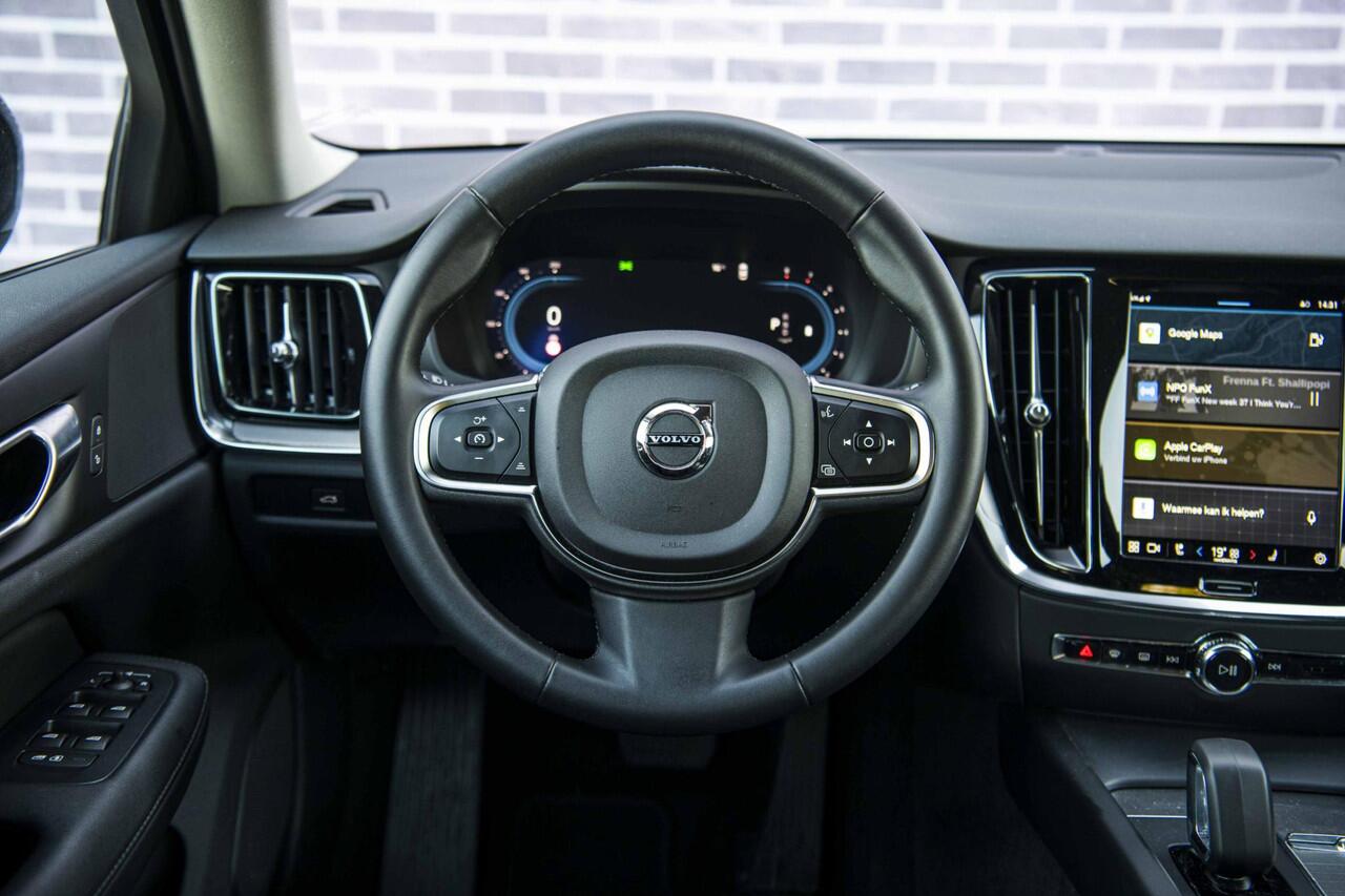 Volvo V60 2.0 B3 Essential Edition | Sport Pack | 19" Black Edition Velgen | Leder | Adaptieve Cruise Control | Stoelverwarming | Park Assist |
