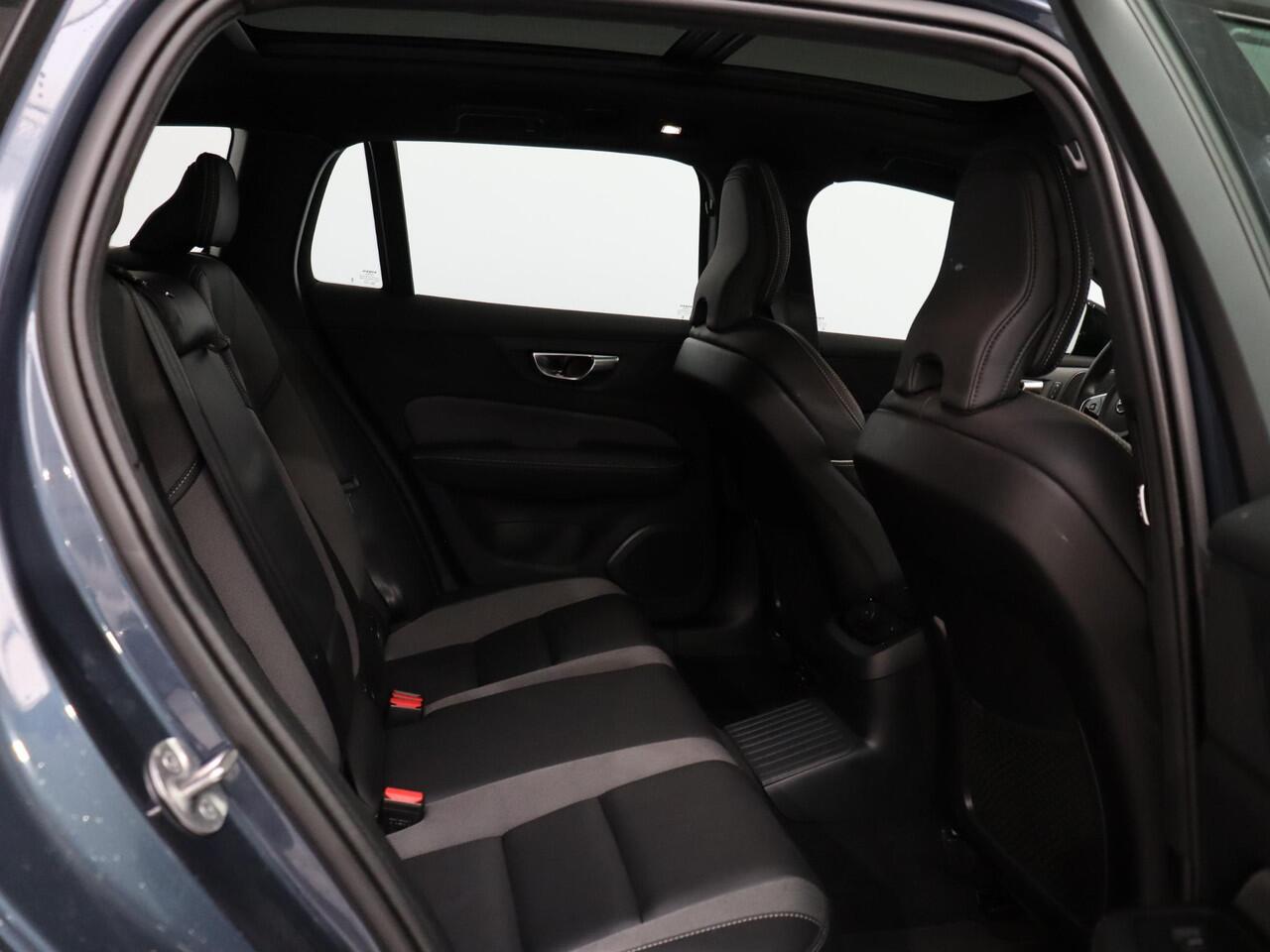 Volvo V60 T6 AWD Plug-in hybrid AWD Plus Dark / Trekhaak / Pano. dak / Harman Kardon / Achter- voor- en stuurverwarming / Contour Stoelen / 360 camera /