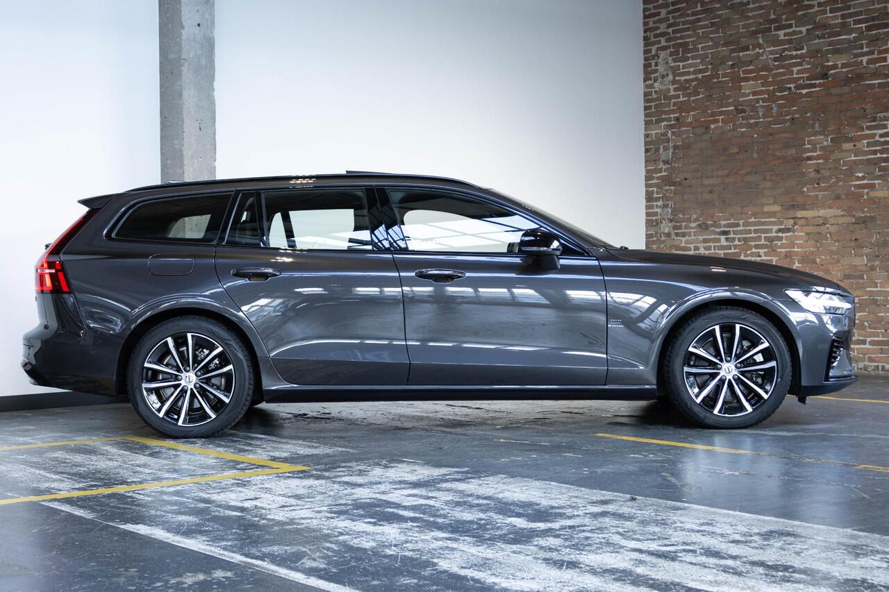 Volvo V60 2.0 T6 Plug-in hybrid AWD Plus Dark | Elek. Glazen Panoramdak | Verwarmbare Voorstoelen (met geheugen), Stuurwiel en Achterbank | Semi-Elektrische Trekhaak | Verwarmbare Voorruit | Premium Audio by Harman Kardon | 360-Camera