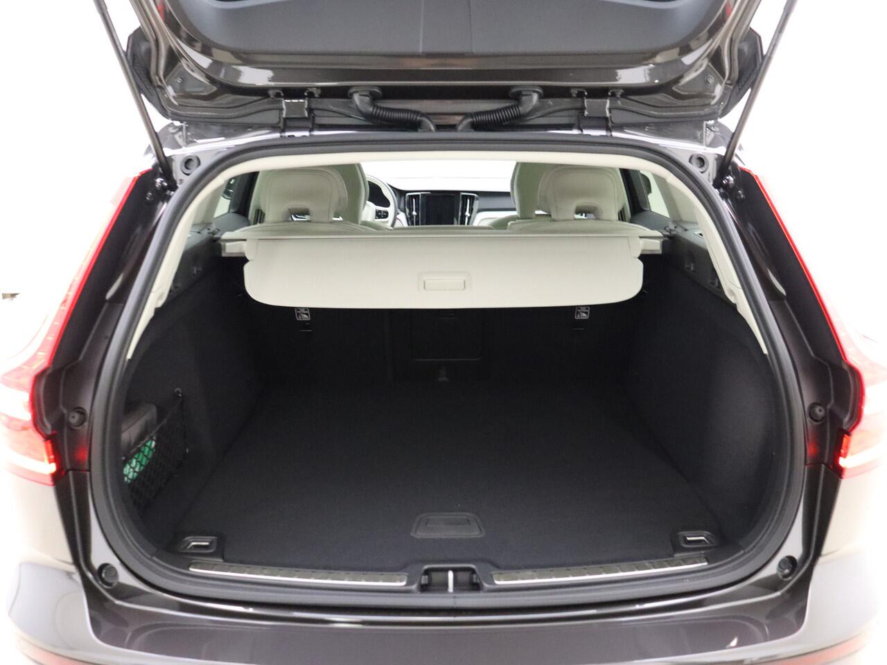 Volvo V60 T6 350pk AWD Essential Edition Bright / Voorraadkorting ¤8000,- / Blond leder / ACC / PDC V+A / Camera / Stoel/- en stuurverwarming / 19'' Velgen / Getint glas /