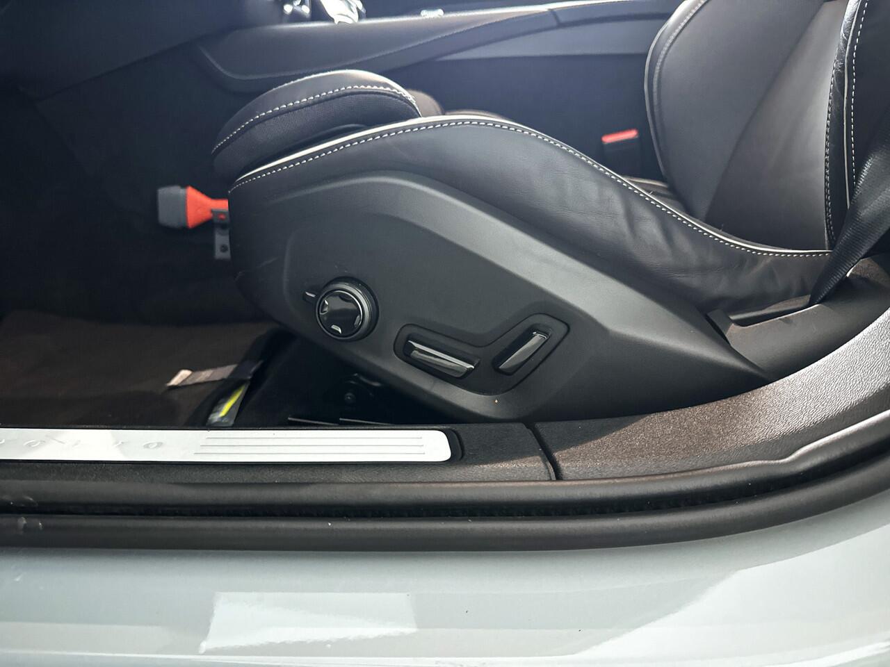 Volvo V60 T6 Plug-in hybrid AWD Plus Dark | Parkeercamera | Stoel- en Stuurverwarming | Harman Kardon | Trekhaak