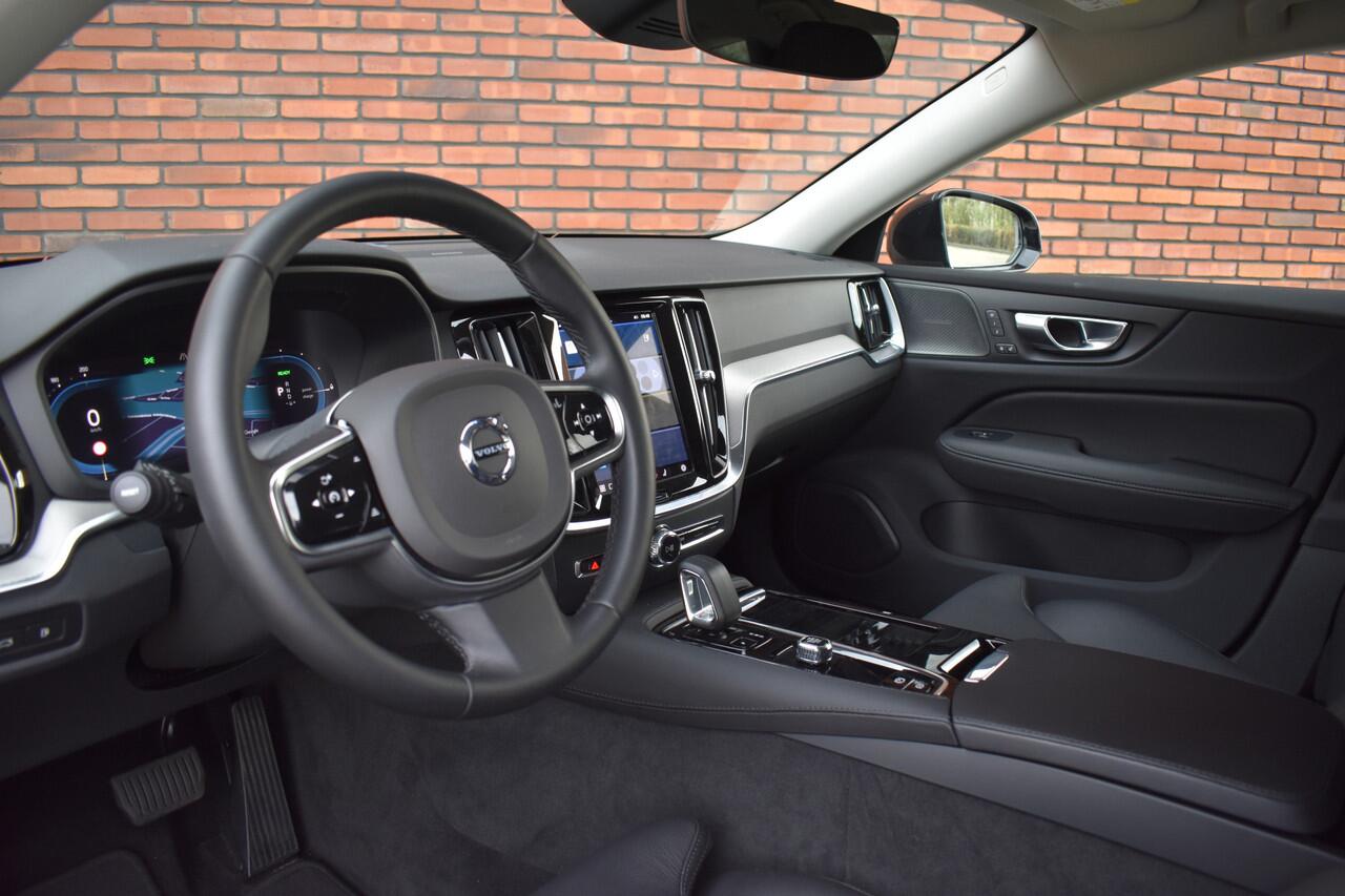 Volvo V60 T6 350PK Plug-in Hybrid AWD Plus Dark | Harman/Kardon | Lichtmetalen velgen 19" |