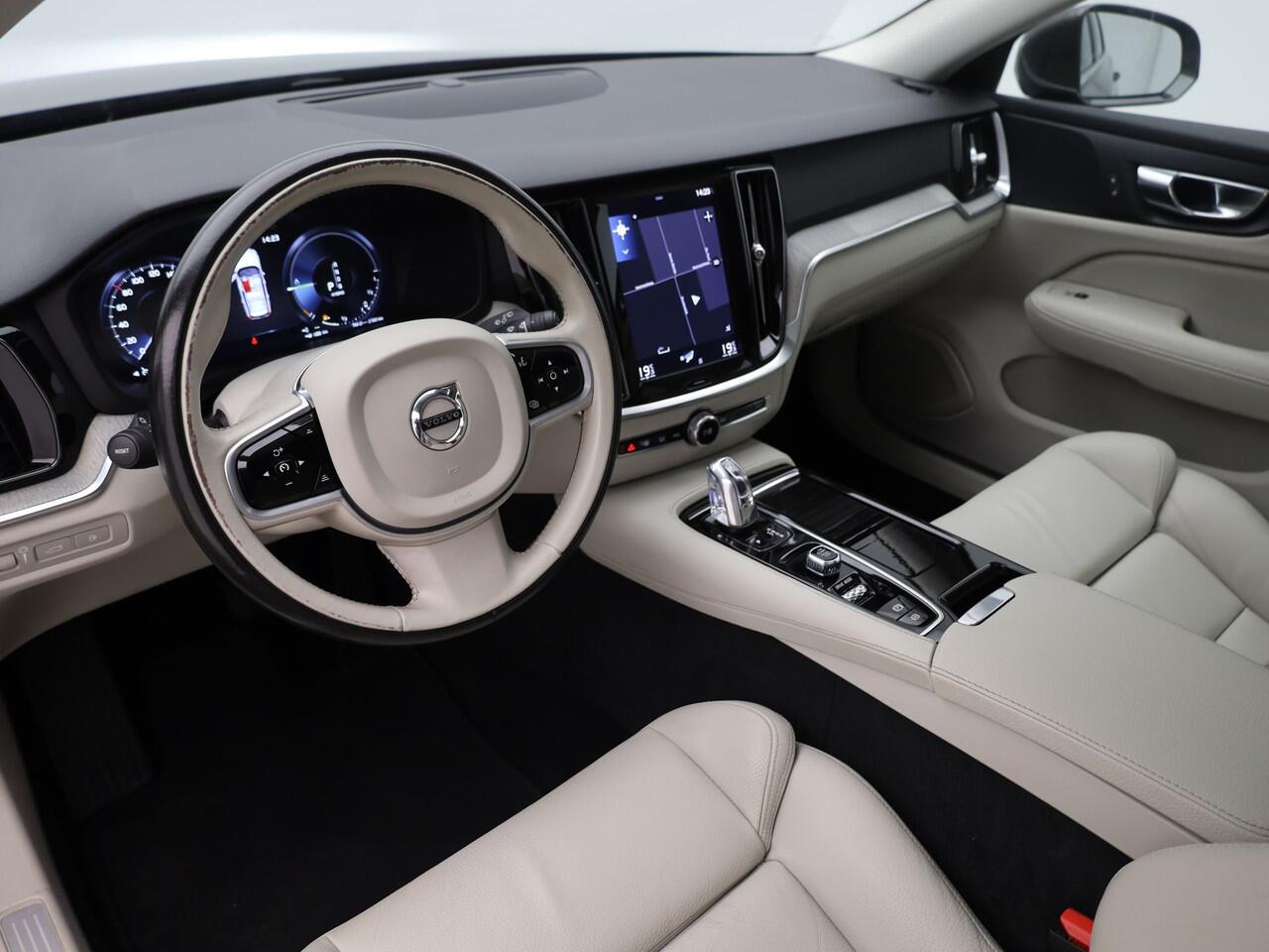 Volvo V60 2.0 T8 Twin Engine AWD Inscription | PANO | CAMERA | MEMORY | KEYLESS | TREKHAAK