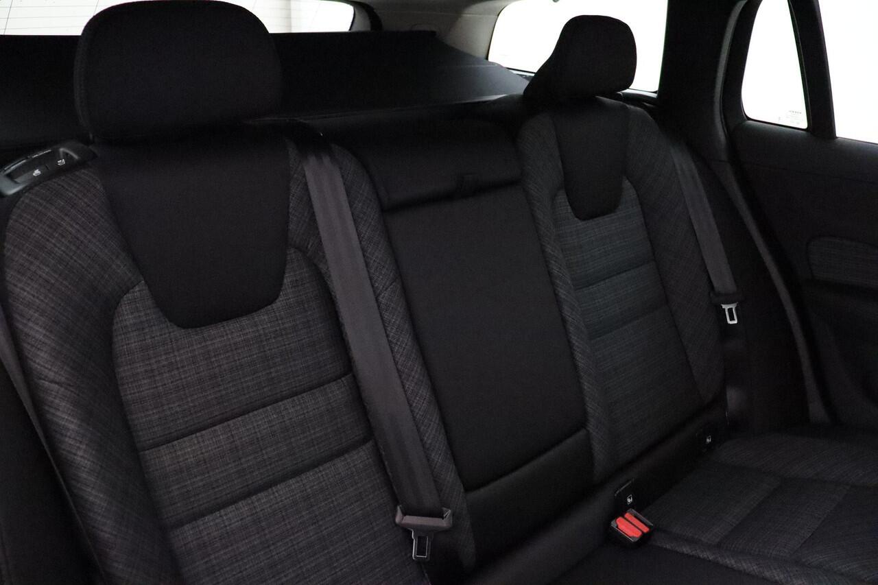 Volvo V60 B4 (M-HYBRID) ESSENTIAL BLACK EDITON -CAMERA|CLIMATE|19"|CARPLAY|PRIVACY.GLAS