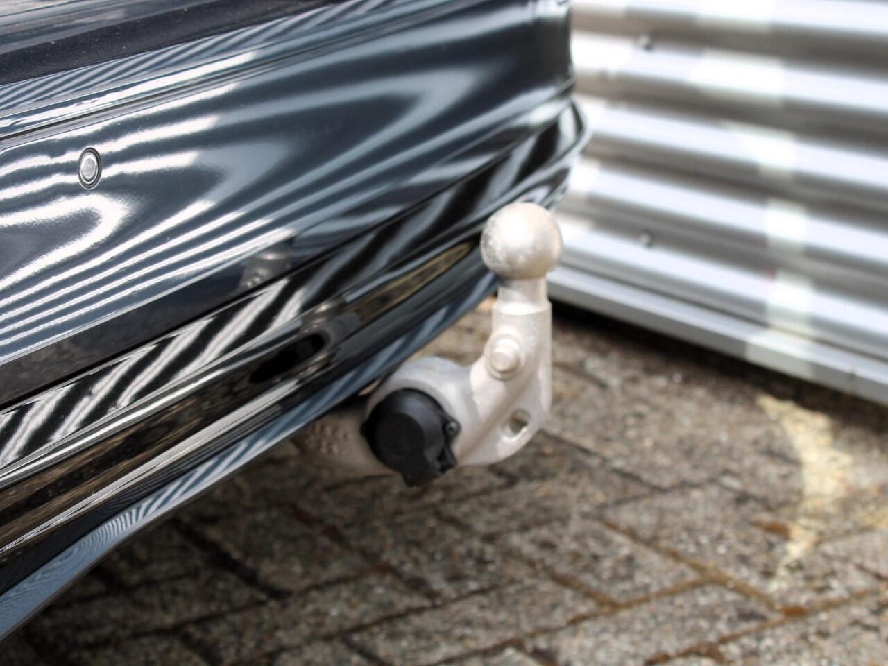 Volvo V60 T6 AWD Plug-in hybrid Plus Dark Automaat / Panoramadak / Trekhaak / 360* camera / Harman Kardon audio / Google Maps