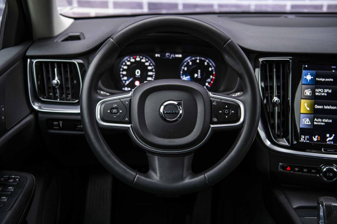 Volvo V60 2.0 B3 Momentum Advantage | Parkeer Camera | 17" Lichtmetalen Velgen | Stoel en Stuurverwarming | Parkeersensoren Voor en Achter |