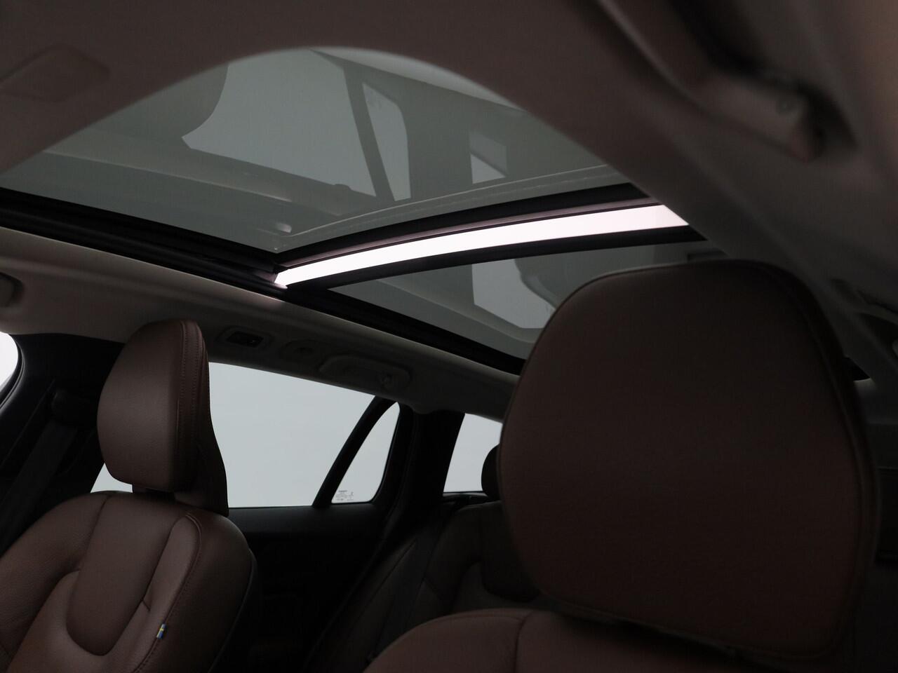 Volvo V60 2.0 T8 Twin Engine AWD Momentum | PANO | CAMERA | ADAPTIVE | H&K | KEYLESS