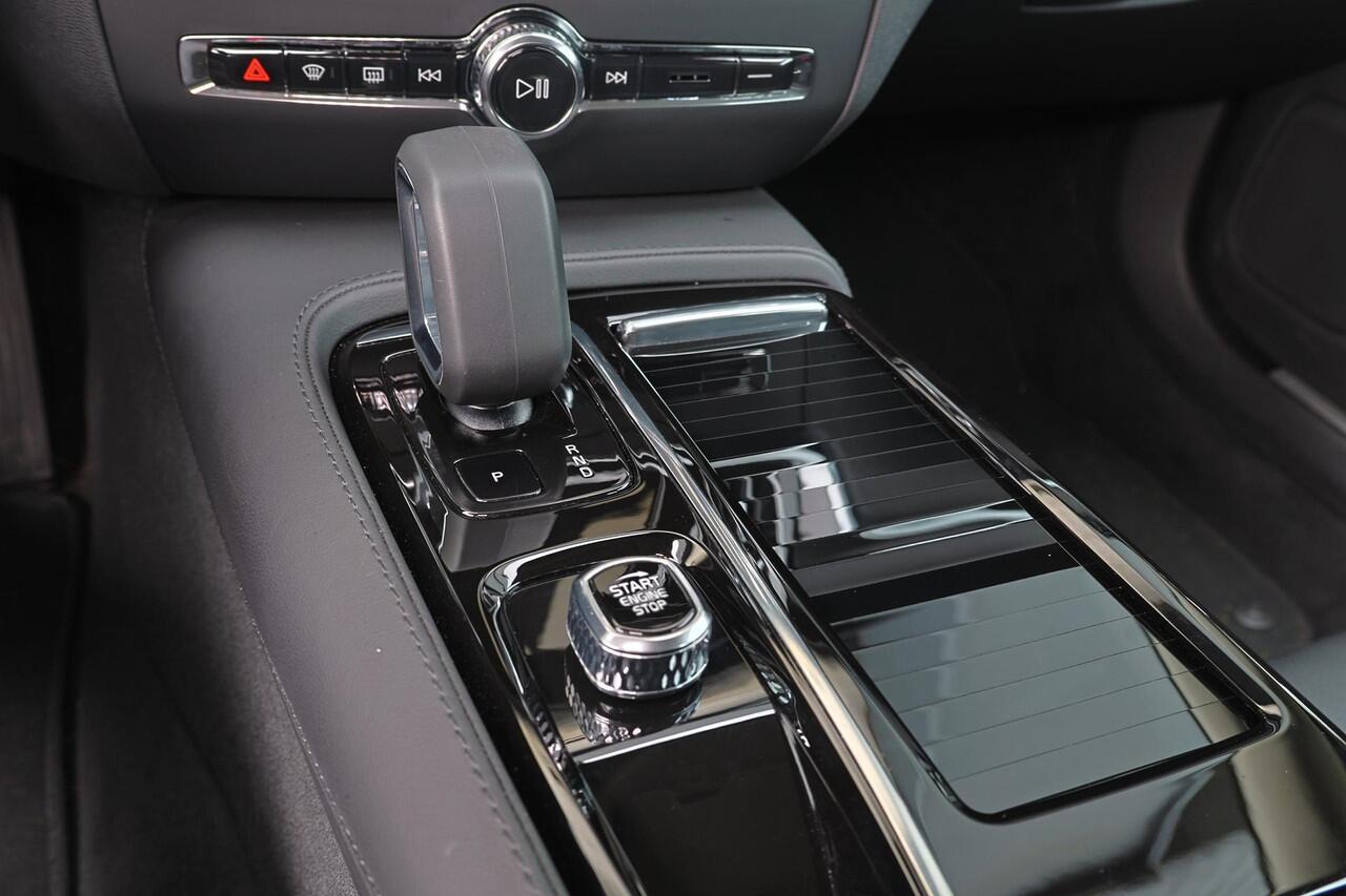 Volvo V60 T6 Recharge AWD Essential - IntelliSafe Assist & Surround - Parkeercamera achter - Verwarmde voorstoelen, stuur & achterbank - Parkeersensoren voor & achter - High Performance audio - 19' LMV