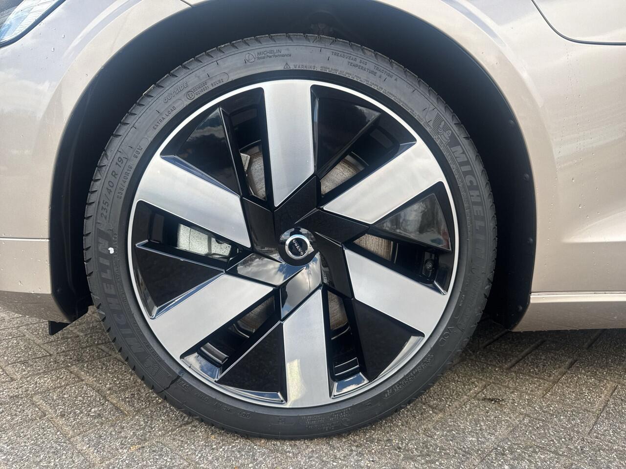 Volvo V60 2.0 T6 Plug-in hybrid AWD Essential Bright / VOORAAD AKTIE PRIJS /